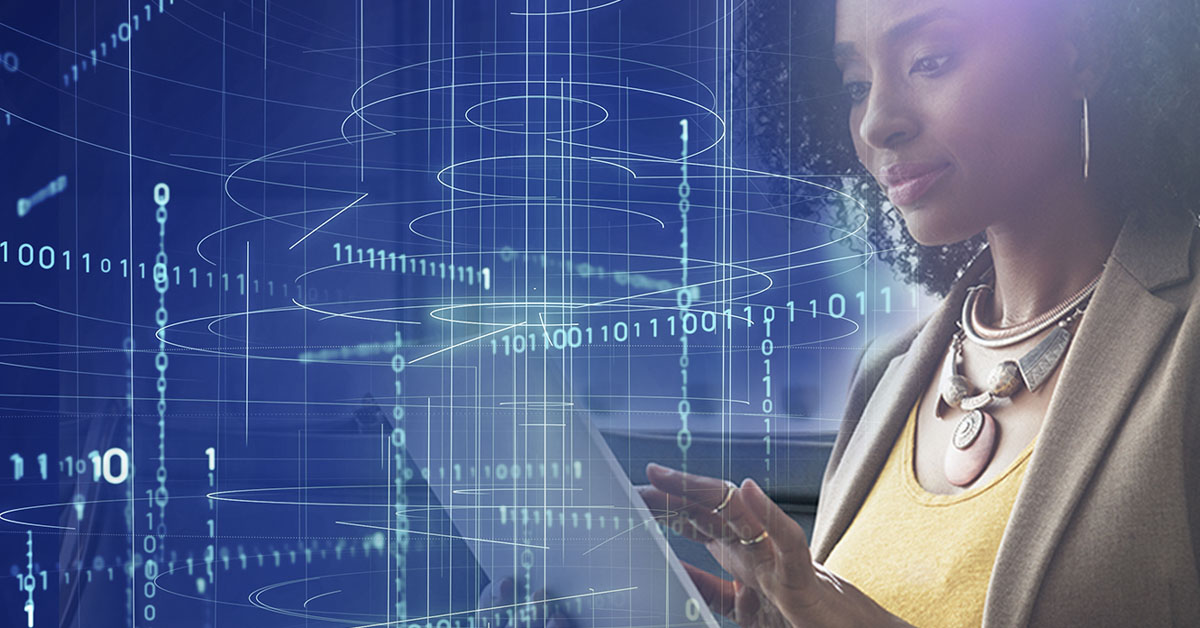 Mujer afroamericana vestida con ropa de negocios profesional y con una tableta rodeada de un fondo azul de líneas blancas en movimiento y código binario, lo que sugiere estar sumergida en una red digital