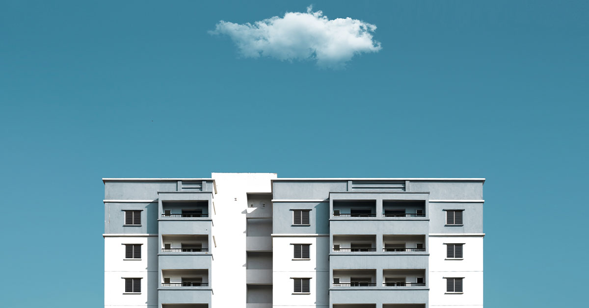 El nivel superior de una torre de condominio vuelve a ser un cielo azul claro.