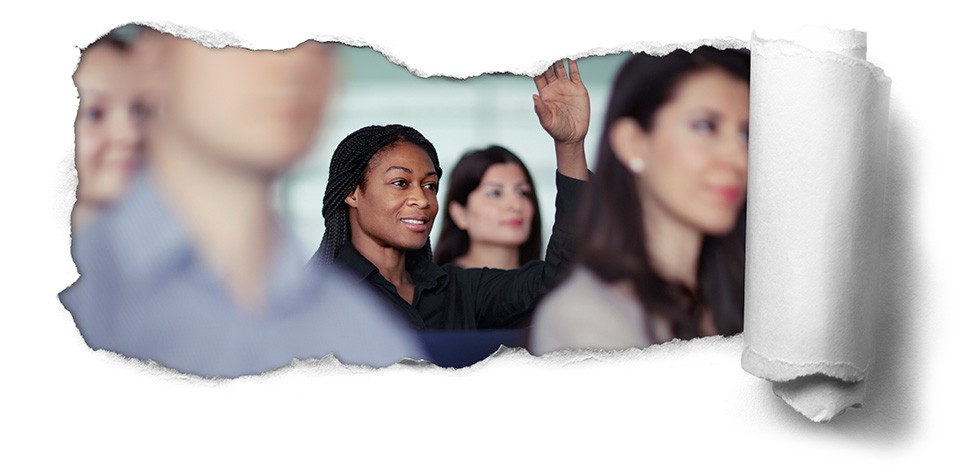 Nhóm chuyên gia kinh doanh trong môi trường lớp học tập trung vào người phụ nữ giơ tay.
